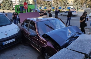 У Житомирі автівка вилетіла на тротуар і врізалась у парапет: фото з місця ДТП