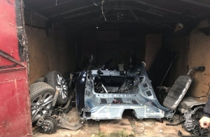 Поліція «накрила» на Житомирщині мережу гаражів, в яких розбирали викрадені авто. ВІДЕО