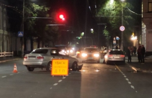 На перехресті у центрі Житомира зіткнулися Volkswagen і Daewoo: фото з місця ДТП