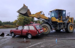 Жахлива ДТП на Житомирщині: навантажувач протаранив ВАЗ, загинула пасажирка авто. ФОТО