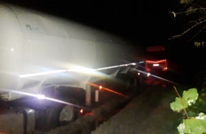У Житомирській області 40-тонна вантажівка застрягла в багнюці: на допомогу прийшли рятувальники