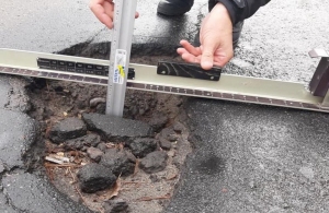 Полісмени на вулицях Житомира вимірюють глибину ям: деякі сягають 12 см