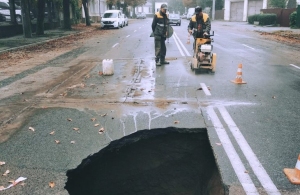 У центрі Житомира прорвало каналізаційний колектор, на дорозі утворилася величезна яма