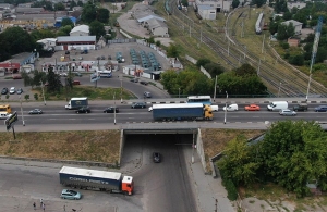 Рух вантажівок через Київський міст заборонили: стан споруди аварійний. ВІДЕО