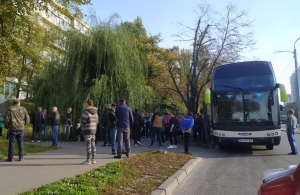 Столичні «каруселі»: у Києві затримали автобуси, що везли житомирян на виборчі дільниці. ФОТО