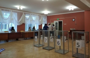 У Житомирі стартували вибори: на деяких дільницях відсутні кабінки для голосування. ФОТО