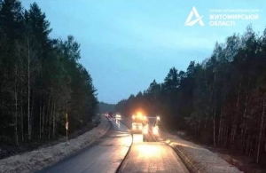 Працюють цілодобово: на півночі Житомирщині триває ремонт траси М-21. ФОТО