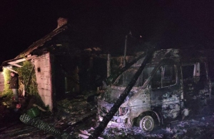 Пожежа на Житомирщині знищила гараж і автівку. Будинок, що стояв поруч, встигли врятувати. ФОТО