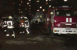 Ледь не загинула: у Житомирі з палаючої квартири врятували жінку