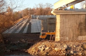 Служба автодоріг показала, як поляки ремонтують міст на Житомирщині. ФОТО