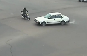 На перехресті в Житомирі мотоцикліст врізався в легковик: камери «спіймали» момент ДТП