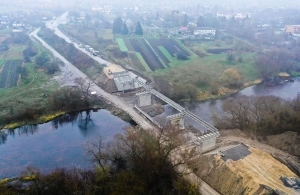 На Житомирщині триває ремонт мосту через Случ: у мережі показали видовищні фото