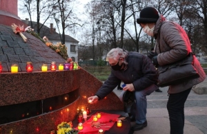 Житомиряни вшанували пам'ять українців, загиблих під час голодоморів: фоторепортаж