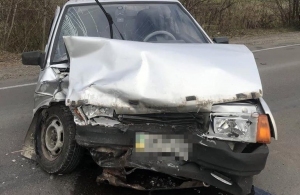 Зім'яло капоти: в передмісті Житомира сталося лобове зіткнення авто. ФОТО