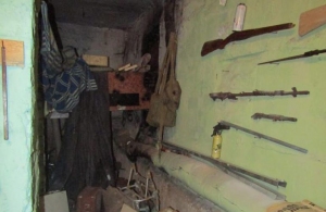 Житель райцентру облаштував у підвалі багатоповерхівки «музей» зброї і боєприпасів