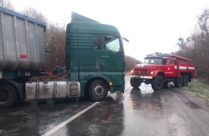 У Житомирській області з крижаного полону вивільнили 7 вантажівок