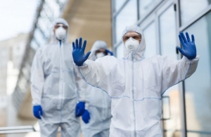 Житомирська міська лікарня придбала захисні костюми на 40% дорожче, ніж районна лікарня – ЗМІ