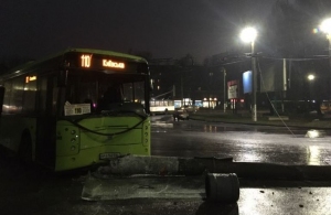 У Житомирі автобус з пасажирами врізався в стовп