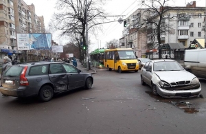 На перехресті у Житомирі не поділили дорогу дві автівки. ФОТО