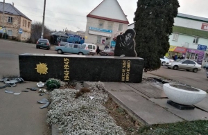 У Житомирській області водій розтрощив пам'ятник загиблим у Другій світовій війні