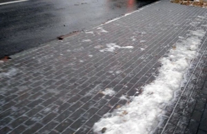Льодовий дощ за лічені хвилини перетворив вулиці Житомира на каток