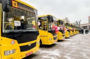Громадам Житомирщини передали 16 шкільних автобусів. ФОТО