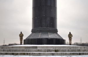 918 днів нацистської окупації: біля Монумента Слави вшанували пам'ять воїнів-визволителів