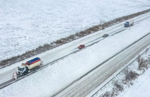 Снігопад у Житомирській області: вночі на дорогах працювало понад 60 одиниць спецтехніки