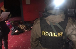 У Житомирі поліція за допомогою болгарки і кувалди увірвалась до підпільного грального залу. ВІДЕО