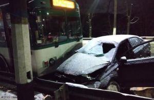 ДТП у Житомирі: водій легковика загинув після зіткнення з тролейбусом. ФОТО