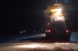 Північ Житомирської області накрило снігом: всю ніч на дорогах працювала техніка