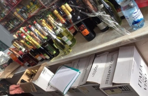 У Житомирі на оптовому ринку незаконно продавали алкоголь: податківці вилучили 600 пляшок