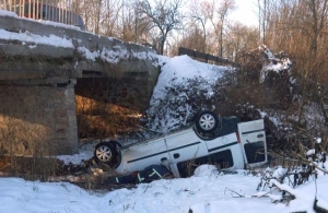 У Житомирській області легковик впав з мосту, водійка у лікарні