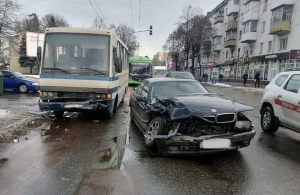 У Житомирі зіткнулися рейсовий автобус і BMW: є постраждалі. ФОТО