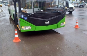 У Житомирі тролейбус з пасажирами потрапив у ДТП: є постраждалі