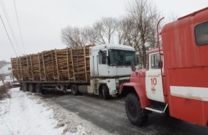 На Житомирщині через ожеледицю вантажівка перекрила рух мостом. ФОТО