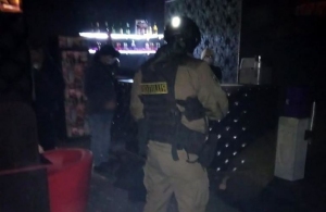 Поліція взяла штурмом підпільний гральний зал у Житомирі. ВІДЕО