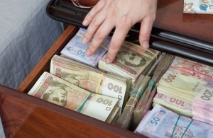 Житомирянка за «порятунок доньки» віддала шахраю 300 тисяч гривень