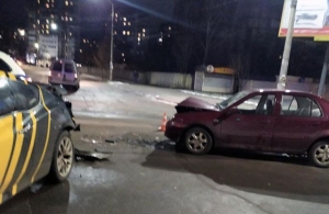 У Житомирі на перехресті зіштовхнулись Hyundai та Geely: фото з місця ДТП