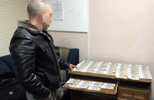 Житомирянин вкрав 30 000 гривень з картки колеги по роботі, поки той спав