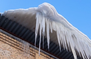 Житомирян попереджають про ризик сходження з дахів будинків снігу і бурульок