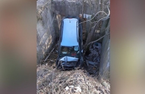 Бетонна пастка: на Житомирщині автівка злетіла з мосту в глибоку яму