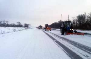 Працюють вночі і вдень: на дорогах Житомирщини ліквідують наслідки снігопаду 100 одиниць техніки