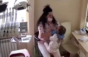 Головою об кушетку: стоматолог Інна Кравчук на прийомі жорстоко била дітей. ВІДЕО