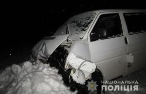 Аварія на Житомирщині: мікроавтобус виїхав на зустрічну смугу і врізався в фуру