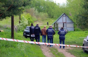 Вбивство сімох на озері: в Житомирі допитують єдиного живого свідка