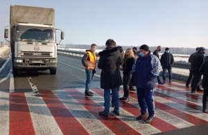 Обурені селяни перекрили трасу Київ-Чоп: незадоволені темпами реконструкції мосту. ФОТО