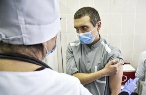 В Україні почалася вакцинація від коронавірусу: першим щеплення отримав лікар з Черкас