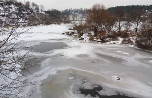 У Житомирській області врятували підлітка, який застряг посеред річки і ледь не замерз на смерть. ФОТО