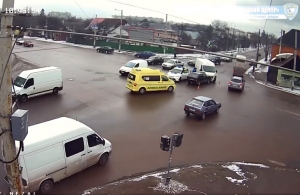 Відео ДТП у Житомирі. На перехресті зіткнулися бус та легковик, на місце виїжджала «швидка»